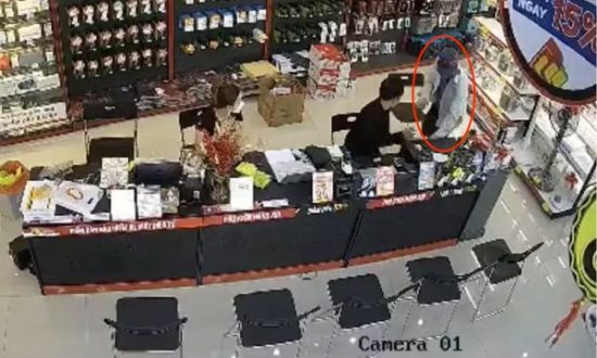 TP.HCM: Tấn công nhân viên cửa hàng điện thoại để cướp tiền