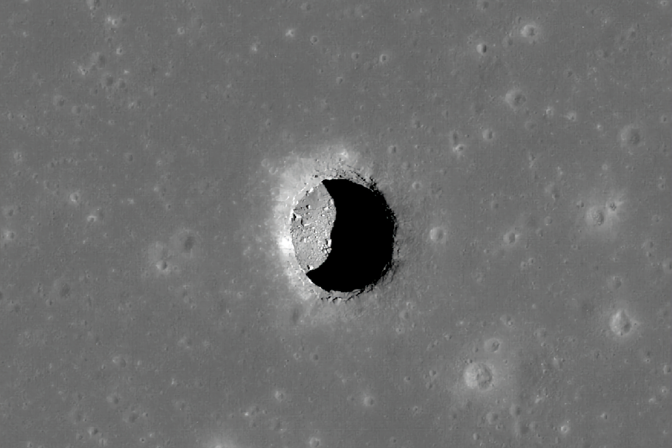 Nghiên cứu tiết lộ hố và hang động trên Mặt trăng có nhiệt độ lý tưởng