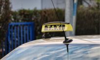 Lấy đắt du khách nước ngoài, tài xế taxi ở Hà Nội bị giữ xe, phạt 13,5 triệu đồng