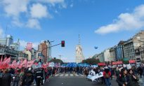 Argentina: Người dân làm tang lễ cho tiền lương