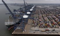 Công nhân cảng container lớn nhất Vương quốc Anh đình công 8 ngày