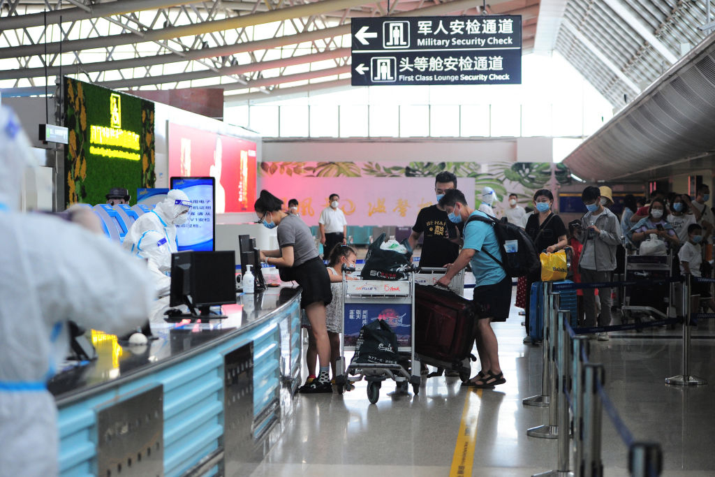 Trung Quốc: 80.000 người đi nghỉ ở đảo Hải Nam bị mắc kẹt bởi vụ phong thành ‘Zero-COVID’ mới