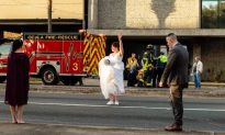 Cô dâu cảnh sát xinh đẹp chỉ đạo giao thông với váy cưới và hoa