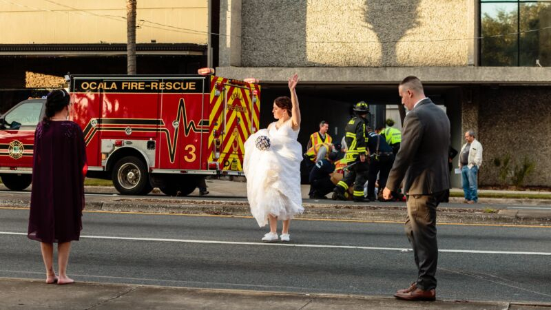 Cô dâu cảnh sát xinh đẹp chỉ đạo giao thông với váy cưới và hoa