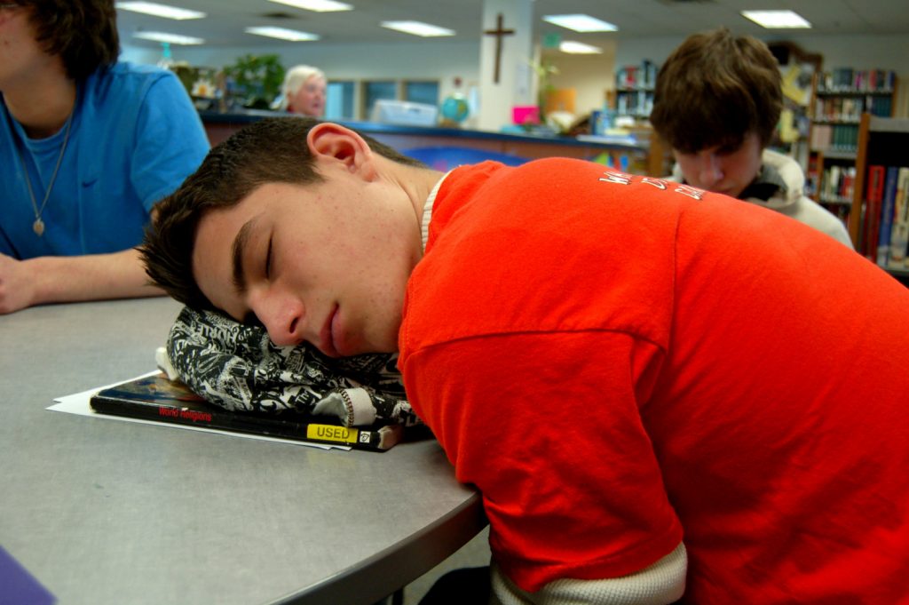 Hai nguyên nhân làm trầm trọng thêm tình trạng thiếu ngủ ở thanh thiếu niên