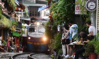 Cục Đường sắt Việt Nam yêu cầu Hà Nội dẹp 'phố cà phê đường tàu'