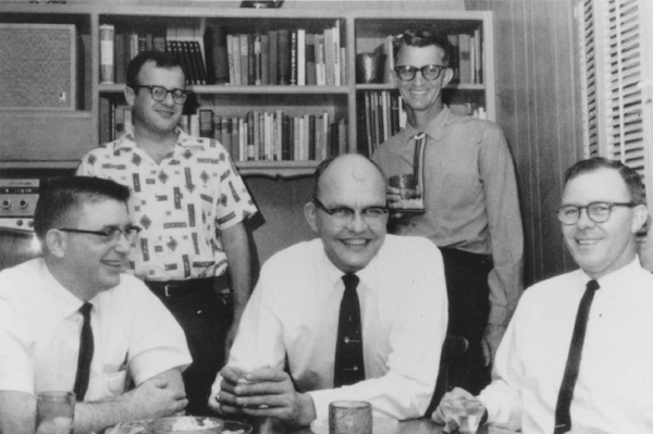 Ông Jack Kilby (áo trắng ở giữa) cùng các đồng nghiệp, người sáng chế ra chip điện tử (mạch tích hợp) đầu tiên. 