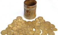 Cặp vợ chồng người Anh đào được số lượng lớn tiền vàng quý hiếm trong nhà bếp, ước tính khoảng 250.000 bảng Anh