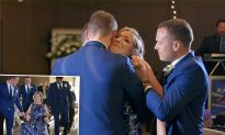 (Video) Người mẹ mắc bệnh ALS cố gắng đứng dậy để khiêu vũ trong đám cưới với sự giúp đỡ của ba người con trai