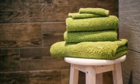 Dùng khăn chà xát mạnh lên da khi tắm rửa, hậu quả khôn lường!
