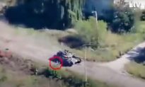 UAV quay cảnh xe tăng Nga tháo chạy, binh sĩ rơi cả xuống đất