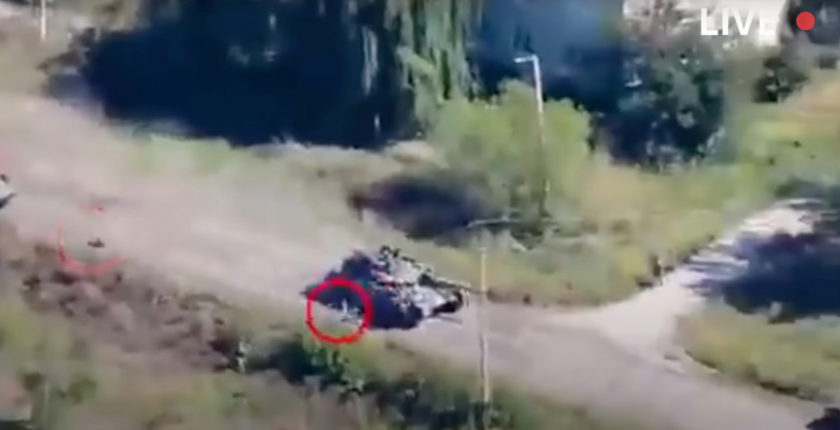 UAV quay cảnh xe tăng Nga tháo chạy, binh sĩ rơi cả xuống đất