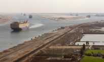 Đối mặt khó khăn kinh tế, Ai Cập tăng phí qua kênh đào Suez