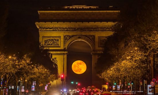 Video: Khoảnh khắc trăng tròn tỏa sáng rực rỡ Khải Hoàn Môn Paris