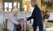 Bà Liz Truss diện kiến Nữ hoàng, chính thức trở thành tân Thủ tướng Anh