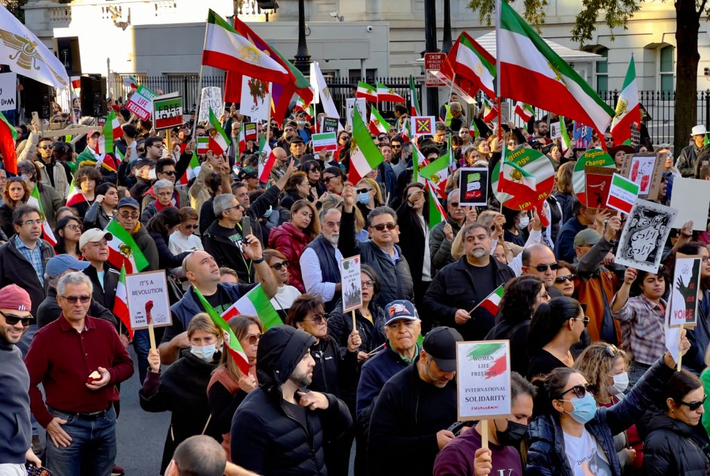 Sinh viên Iran xuống đường biểu tình, bất chấp 'tối hậu thư' từ Lực lượng vệ binh