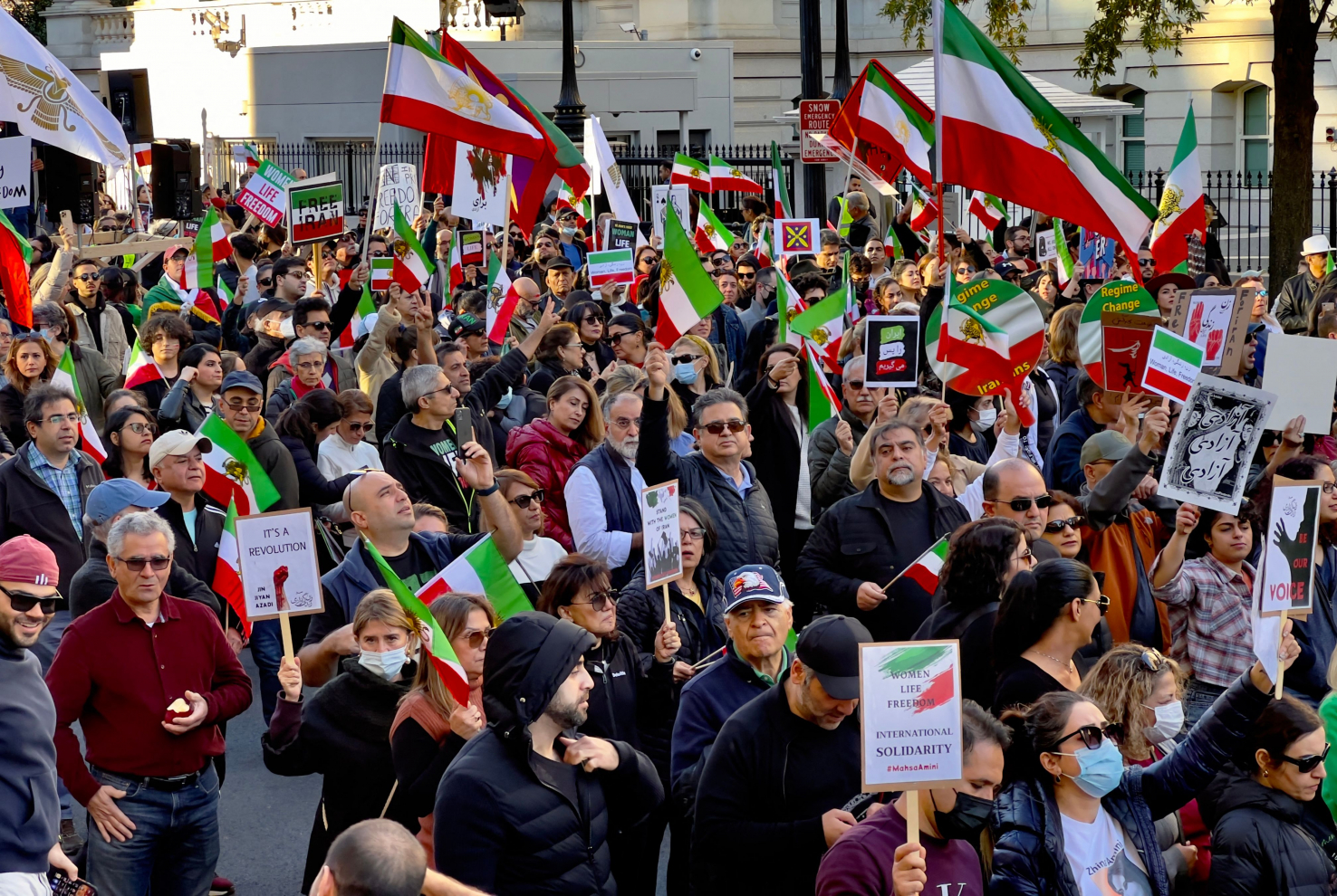 Sinh viên Iran xuống đường biểu tình, bất chấp 'tối hậu thư' từ Lực lượng vệ