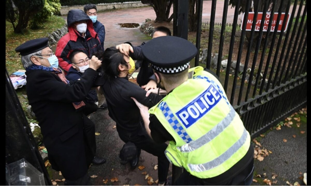 Bắc Kinh triệu hồi các nhà ngoại giao bị cảnh sát Anh truy nã sau vụ 'giật tóc người biểu tình'
