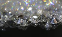 Các nhà khoa học tìm thấy tinh thể kim cương siêu cứng kỳ lạ từ một hành tinh lùn bị xóa sổ