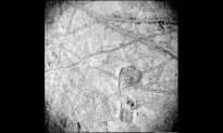 NASA công bố bức ảnh cho thấy những ‘con đường’ kì lạ trên mặt trăng Europa của sao Mộc