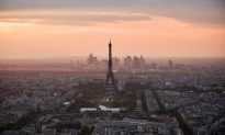 Pháp tắt đèn tháp Eiffel - Ánh sáng văn minh vụt tắt theo