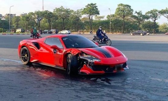 Siêu xe Ferrari va chạm với xe máy, một người chết