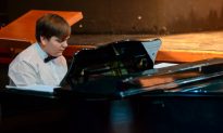 Cậu bé vượt qua căn bệnh ung thư chơi piano ở sân bay 3 năm trước, giờ đây đang học tập để trở thành một nhà soạn nhạc chuyên nghiệp