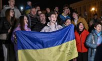 Người dân Kherson ăn mừng sau khi Nga rút quân