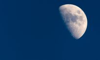 Tại sao đôi khi chúng ta có thể nhìn thấy Mặt trăng vào ban ngày?