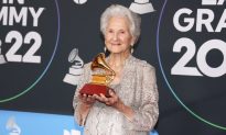 Video: Người phụ nữ bị cấm hát khi còn nhỏ giành giải Grammy Latin ở tuổi 95 