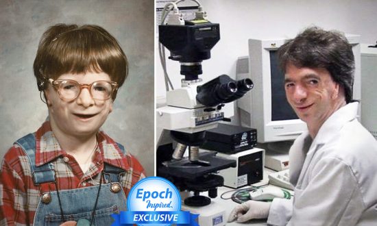 Cậu bé dị dạng khuôn mặt bị cha mẹ bỏ rơi, lớn lên trở thành tiến sĩ về khoa học sọ mặt