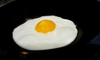 Nghiên cứu tìm ra vật liệu làm từ lòng trắng trứng giúp loại bỏ gần 100% vi nhựa khỏi nước