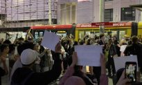 Sinh viên Trung Quốc tập trung trước Tòa thị chính Sydney để ủng hộ biểu tình ở quê nhà