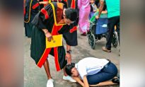 Câu chuyện xúc động đằng sau nữ sinh quỳ gối cảm ơn anh trai trong lễ tốt nghiệp