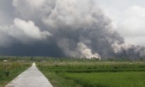 Núi lửa phun trào, Indonesia phát đi cảnh báo cao nhất
