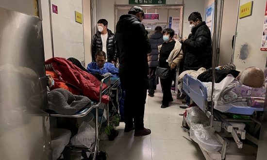 Bệnh nhân Trung Quốc: Triệu chứng COVID-19 nặng hơn nhiều so với bệnh cúm