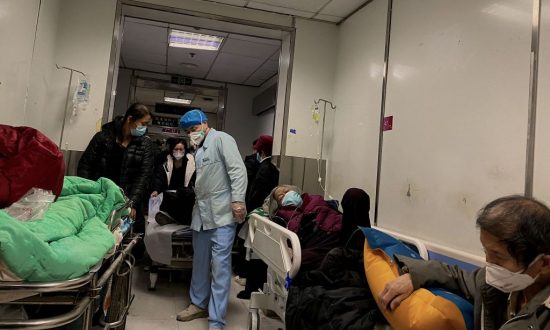Bác sĩ ở Bắc Kinh choáng ngợp trước cơn sóng thần dịch bệnh: Chúng tôi không phải là người máy