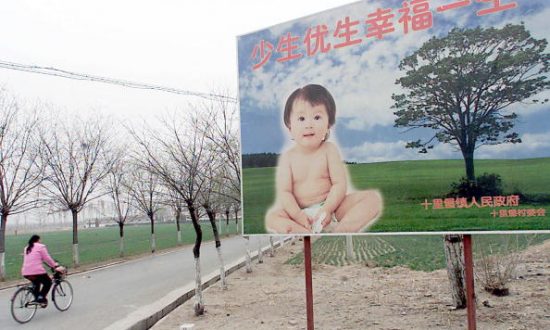Trung Quốc: Trung ương khuyến khích sinh con thứ 3, địa phương vẫn chỉ theo 'lệ làng'