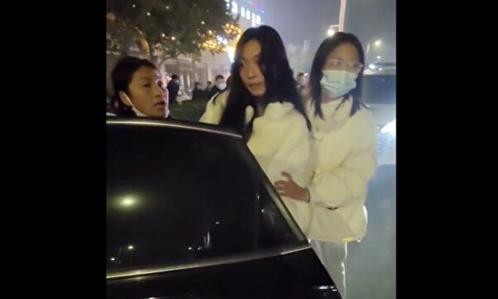 Cô gái Trung Quốc phát điên sau 3 ngày bị cảnh sát giam giữ