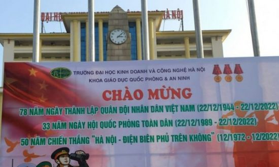 Trường đại học in pano có quốc kỳ Trung Quốc: Đình chỉ 2 nhân sự