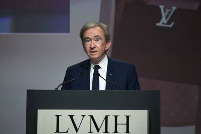 Chủ tịch kiêm Giám đốc điều hành tập đoàn LVMH của Pháp, Bernard Arnault phát biểu tại cuộc họp chung của tập đoàn tại Paris vào ngày 21/4/2022. (Ảnh của ERIC PIERMONT / AFP qua Getty Images),Top 11 người giàu nhất thế giới tính đến tháng 12 năm 2022