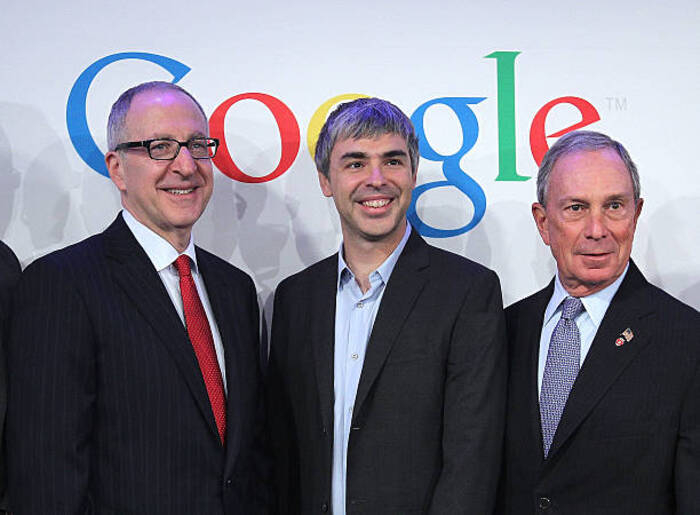 Từ trái sang phải, Chủ tịch Đại học Cornell David Skorton, đồng sáng lập kiêm Giám đốc điều hành Google Larry Page và Thị trưởng thành phố New York Michael Bloomberg chụp ảnh sau cuộc họp báo tại văn phòng Google vào ngày 21/5/2012 tại Thành phố New York. (Ảnh của Justin Sullivan/Getty Images)