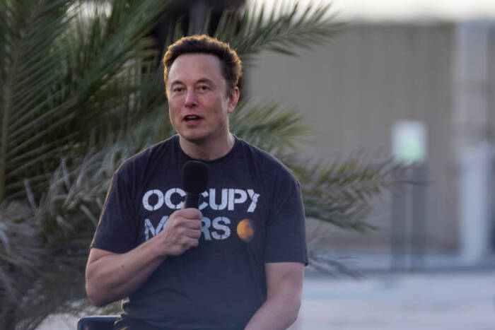 Người sáng lập SpaceX, Elon Musk, phát biểu trong một sự kiện chung của T-Mobile và SpaceX vào ngày 25/8/2022 tại Bãi biển Boca Chica, Texas. Hai công ty đã công bố kế hoạch hợp tác để cung cấp dịch vụ di động T-Mobile sử dụng vệ tinh Starlink. (Ảnh của Michael Gonzalez/Getty Images)