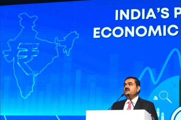 Chủ tịch Tập đoàn Adani của Ấn Độ, Gautam Adani, phát biểu tại Đại hội Kế toán Thế giới ở Mumbai vào ngày 19/11/2022. (Ảnh của INDRANIL MUKHERJEE / AFP qua Getty Images),Top 11 người giàu nhất thế giới tính đến tháng 12 năm 2022