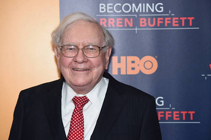Warren Buffett tham dự Buổi ra mắt Thế giới 'Trở thành Warren Buffett' tại Bảo tàng Nghệ thuật Hiện đại vào ngày 19/1/2017 tại Thành phố New York. (Ảnh của Jamie McCarthy/Getty Images)