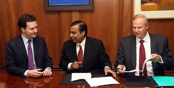 Từ trái sang phải, Thủ tướng George Osborne, Mukesh Ambani, Chủ tịch kiêm Giám đốc điều hành của Reliance Industries, và Robert Dudley, Giám đốc điều hành của BP, trong một buổi lễ ký kết tại 11 Phố Downing, ngày 21/2/2011, ở London, Anh. (Ảnh của Lewis Whyld - WPA Pool/Getty Images)