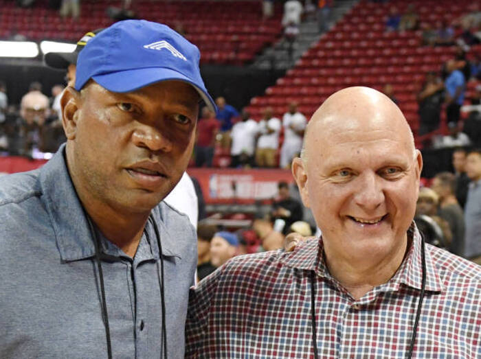 Huấn luyện viên trưởng Doc Rivers (trái) và chủ sở hữu Steve Ballmer của LA Clippers tạo dáng trên sân trước trận đấu giữa Clippers và Memphis Grizzlies trong Giải NBA Mùa hè 2019 tại Trung tâm Thomas & Mack trên Ngày 7/7/2019 tại Las Vegas, Nevada. (Ảnh của Ethan Miller/Getty Images),Top 11 người giàu nhất thế giới tính đến tháng 12 năm 2022