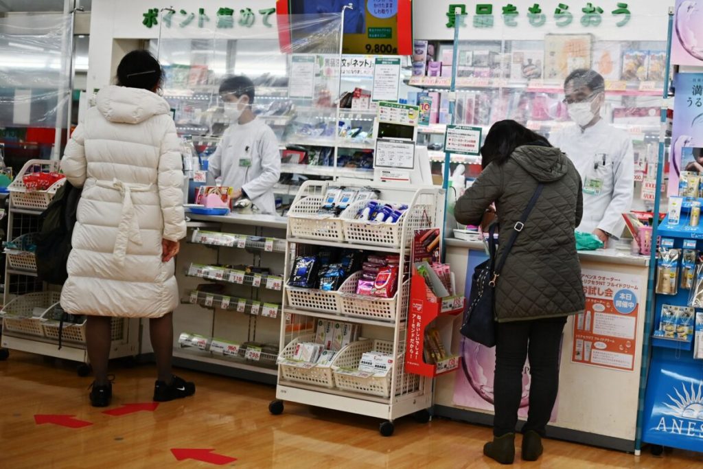 Nhân viên nhà thuốc hỗ trợ khách hàng ở Tokyo vào ngày 13 tháng 4 năm 2020. Các nhà thuốc ở Nhật Bản đang rơi vào tình trạng thiếu hàng khi người mua Trung Quốc tích trữ thuốc để gửi về cho người thân ở Trung Quốc. (Ảnh: Harly Triballeau/AFP qua Getty Images)