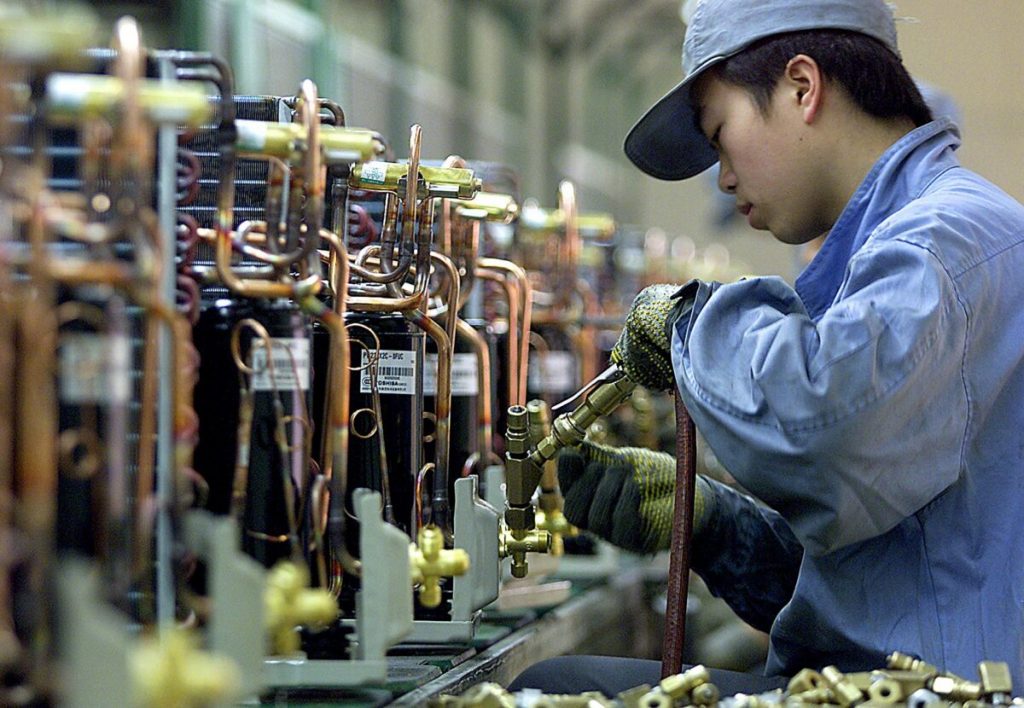 Sản xuất ở Trung Quốc thu hẹp tháng thứ 6 liên tiếp