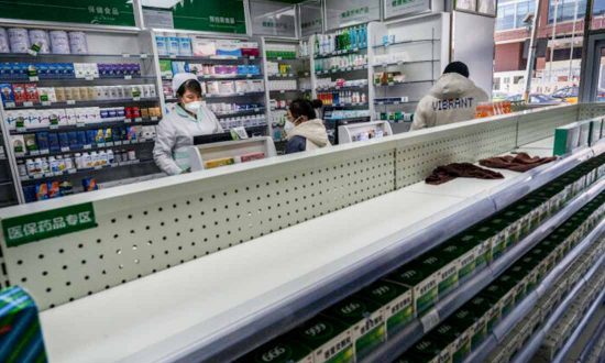 Người Trung Quốc ở hải ngoại đổ xô đi mua thuốc trong bối cảnh dịch COVID và tình trạng thiếu hụt y tế trong nước gia tăng